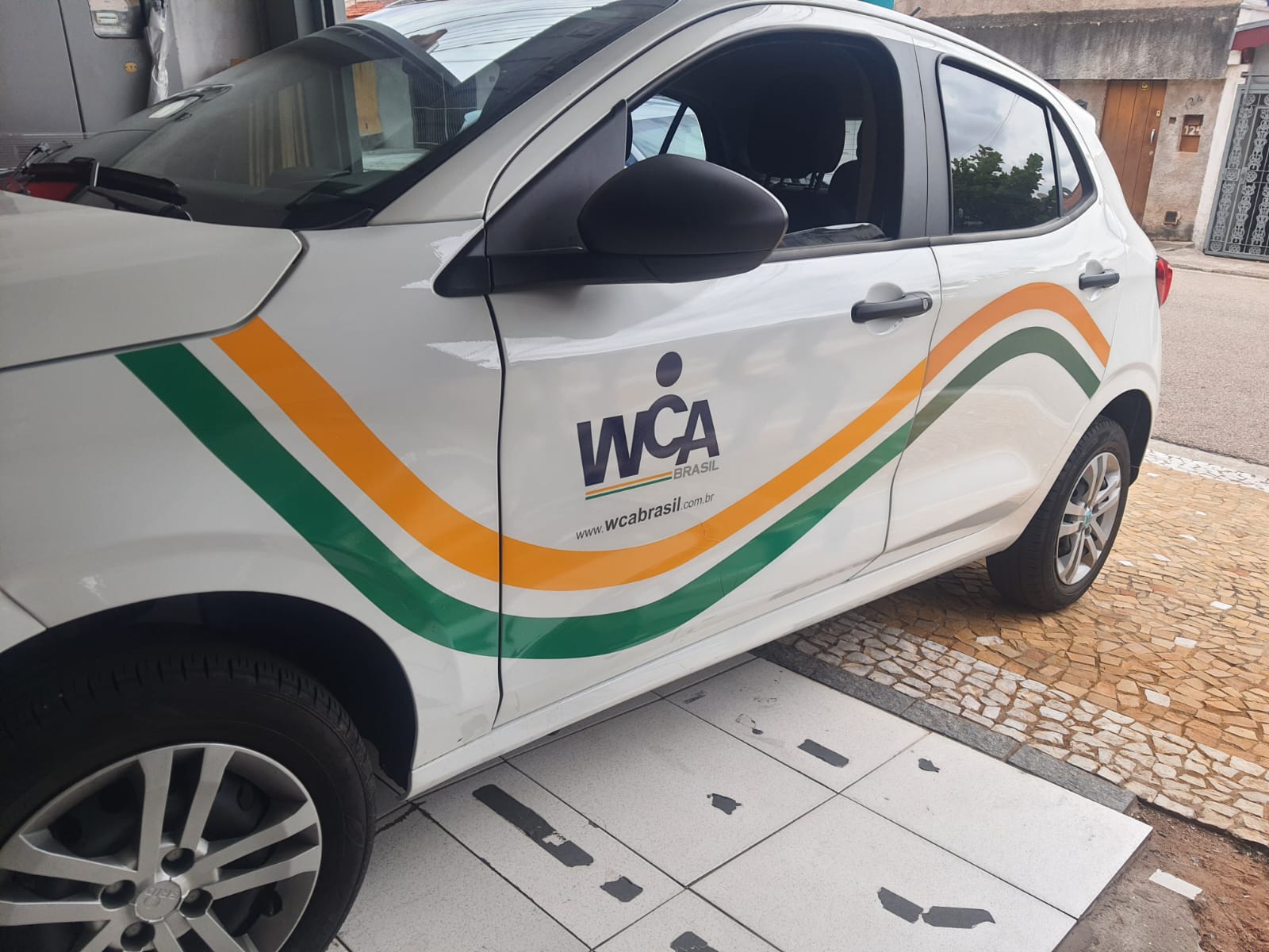 Veículo com adesivagem de comunicação visual aplicada na lateral