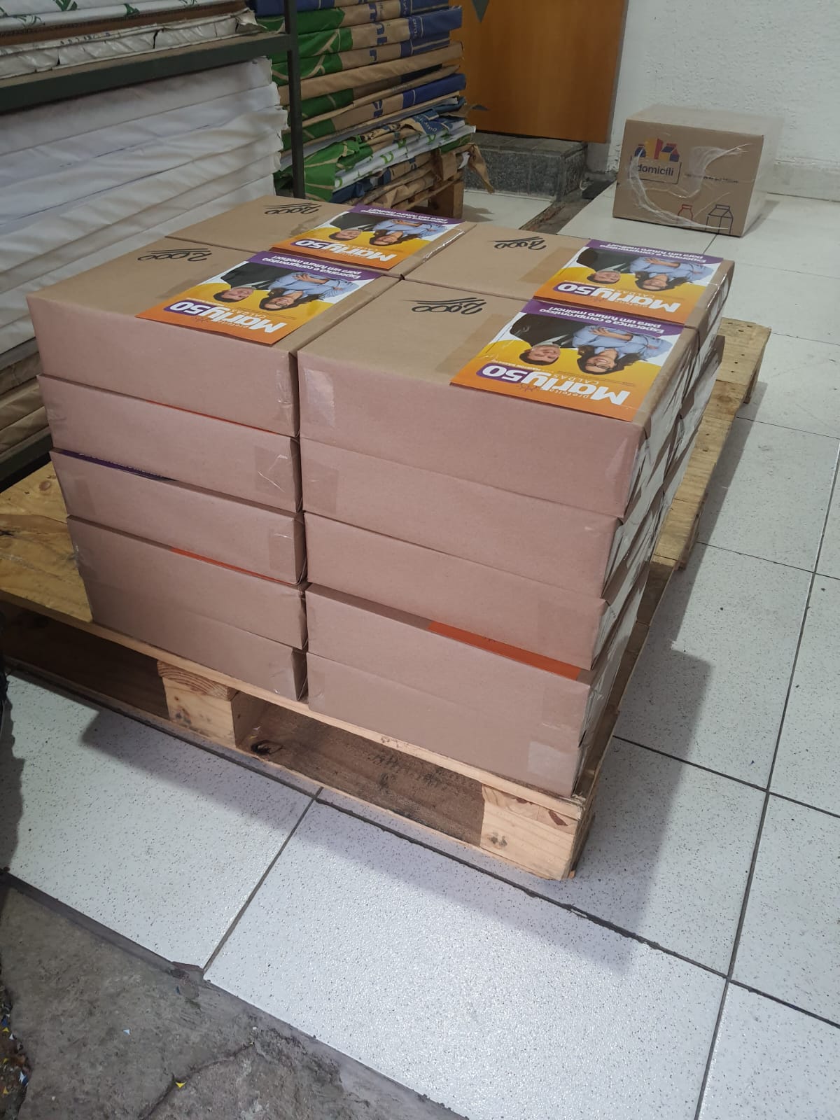 Caixas com material promocional impresso empilhadas sobre palete