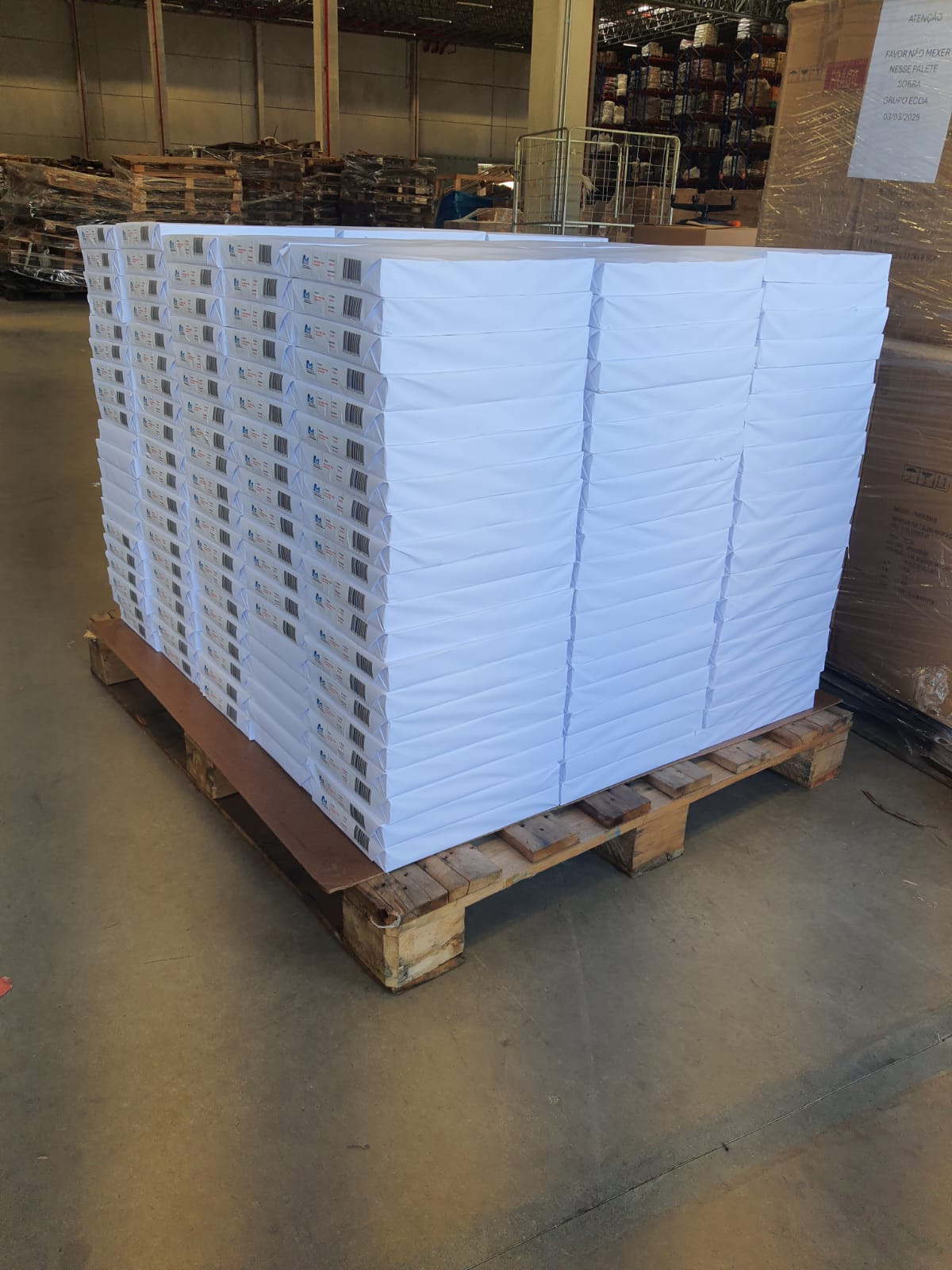 Palete com pacotes de papel para impressão em estoque da Gráfica Mundial