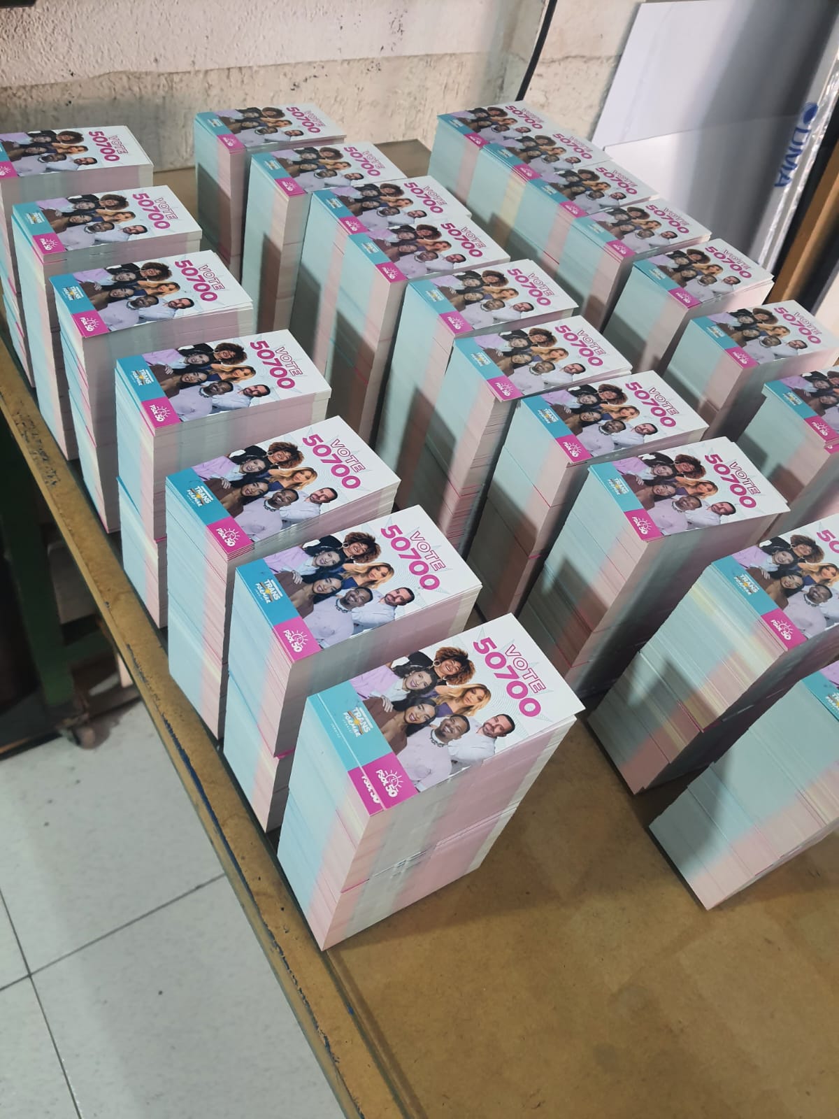 Blocos de panfletos de campanha impressos e organizados após o corte
